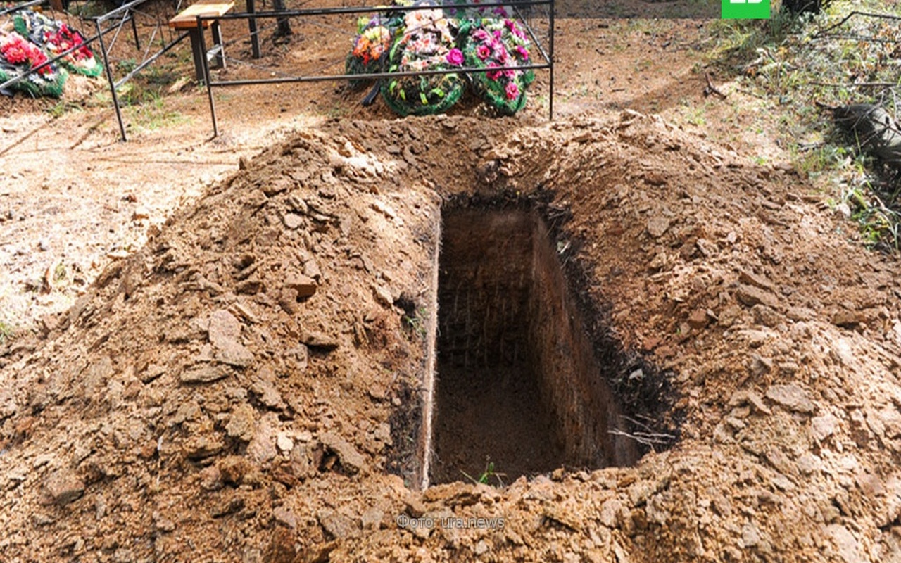 Жителей Сургута ужаснуло большое количество дыр в могилах на кладбище.