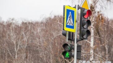 На трех улицах Сургута заработали светофоры в новом режиме